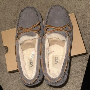UGG Women's Dakota Moccasin Slippers Worn Once. Grey Size 7